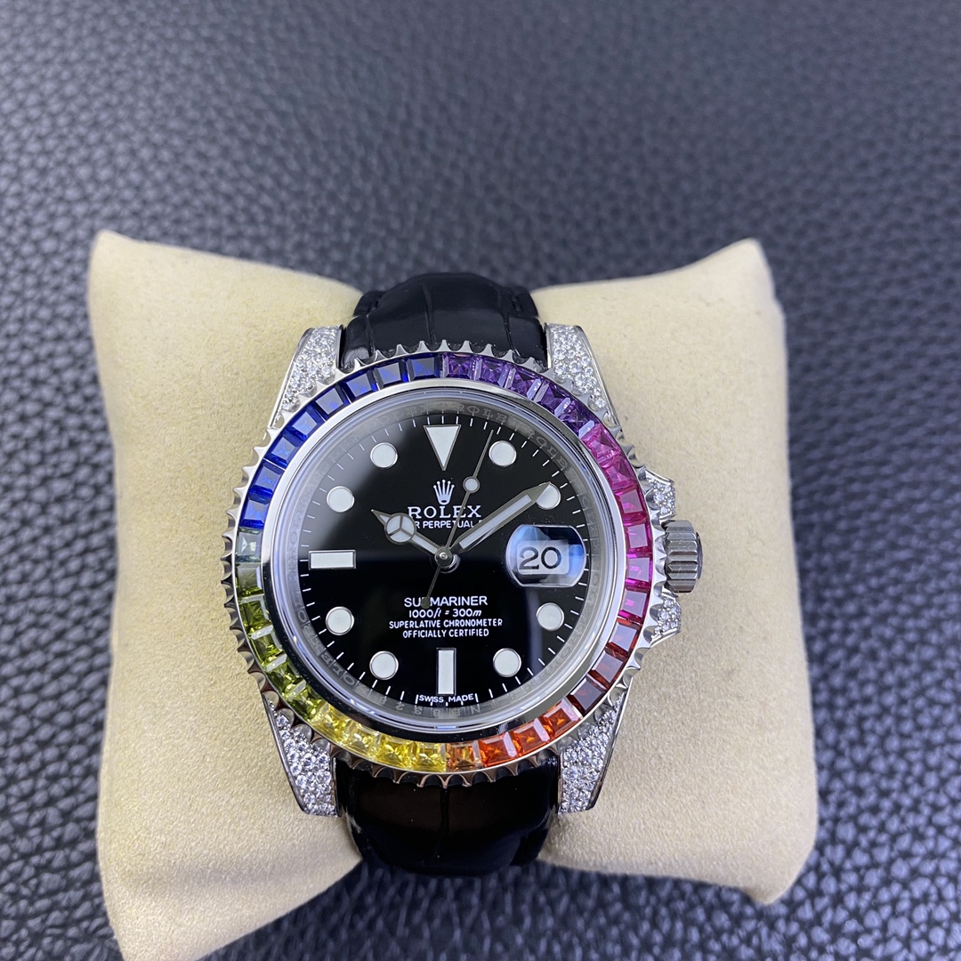 【玩家毒物】Rolex黑水鬼彩虹圈 顶级玩物 身份的象征360度镶钻无死角大闪亮！奢华表扣镶满钻！直径40毫米！不喜欢撞款水鬼的您，她绝对是您的首选！
1⃣️用最经典的潜航系列水鬼作为原型，表壳表扣均采用顶级904钢，经过圈口的二次改装，镶嵌顶级天然皓石，大闪亮，难度极高，目前同种材质最闪工艺。
2⃣️机芯采用2824全自动机械机芯！
3⃣️ 蓝宝石镜面！超强夜光字面，字面颜色更细腻做出了与正品一