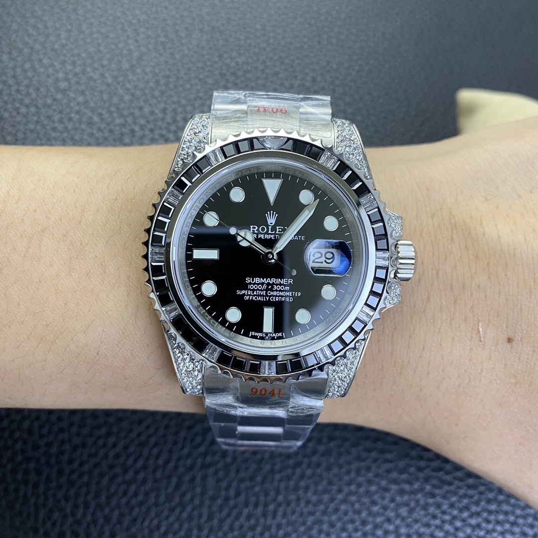 市面最高版本 Rolex水鬼顶级玩物 身份的象征360度镶钻无死角大闪亮！奢华表扣镶满钻！直径40毫米！不喜欢撞款水鬼的您，她绝对是您的首选！
1⃣️用最经典的潜航系列水鬼作为原型，表壳表扣均采用顶级904钢，经过圈口的二次改装，镶嵌顶级进口钻 大闪亮，难度极高，目前同种材质最闪工艺。
2⃣️机芯采用2824全自动机械机芯！
3⃣️ 蓝宝石镜面！超强夜光字面，字面颜色更细腻做出了与正品一致的视觉效