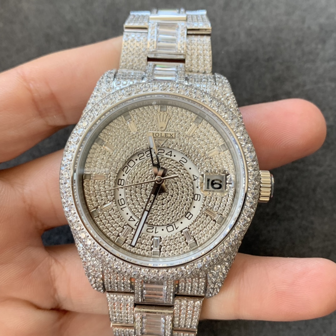 劳力士Rolex Sky-Dweller.纵航者型满天星定制版闪耀来袭，手腕上的极致奢美艺术品，整只腕表圆型钻方型占采用施华洛世奇钻进行镶嵌，火彩十足极致闪耀，表壳,表带实现独家最密集的全无边镶嵌工艺，此工艺可与媲美手工镶嵌，方形钻更是采用逼镶工艺，同样可与嫡美手三工镶嵌，精心打造精品只为呈现极致完美的满钻腕表;表壳采用904L精钢制作，尺寸42MM，使用旋转外卷可设定腕表调转月份功能，抗刮损蓝宝