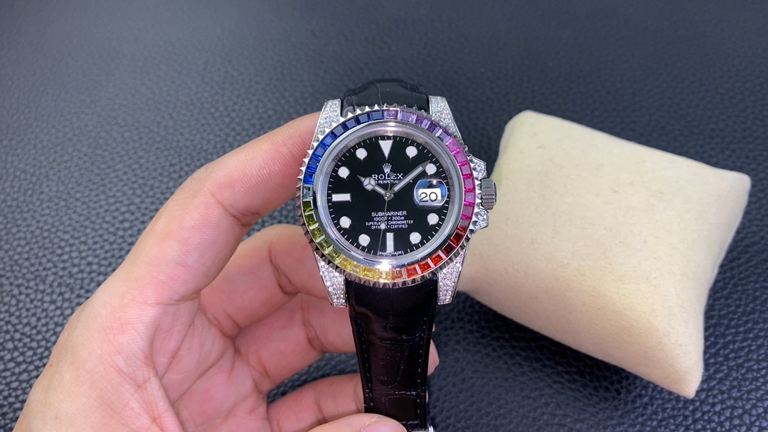 【玩家毒物】Rolex黑水鬼彩虹圈 顶级玩物 身份的象征360度镶钻无死角大闪亮！奢华表扣镶满钻！直径40毫米！不喜欢撞款水鬼的您，她绝对是您的首选！
1⃣️用最经典的潜航系列水鬼作为原型，表壳表扣均采用顶级904钢，经过圈口的二次改装，镶嵌顶级天然皓石，大闪亮，难度极高，目前同种材质最闪工艺。
2⃣️机芯采用2824全自动机械机芯！
3⃣️ 蓝宝石镜面！超强夜光字面，字面颜色更细腻做出了与正品一